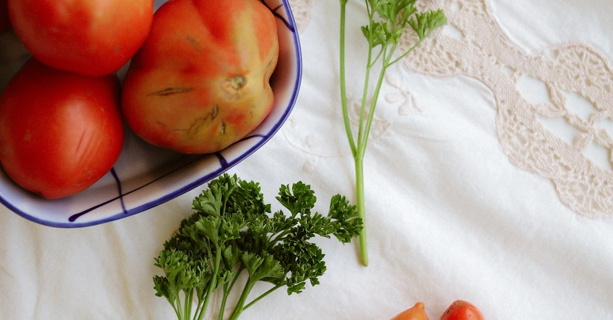 Экономные продукты для домашней кулинарии на кухонном столе
