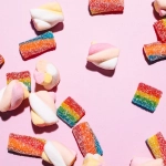 Яркие домашние сладости в стиле Sugar Rush на кухонном столе