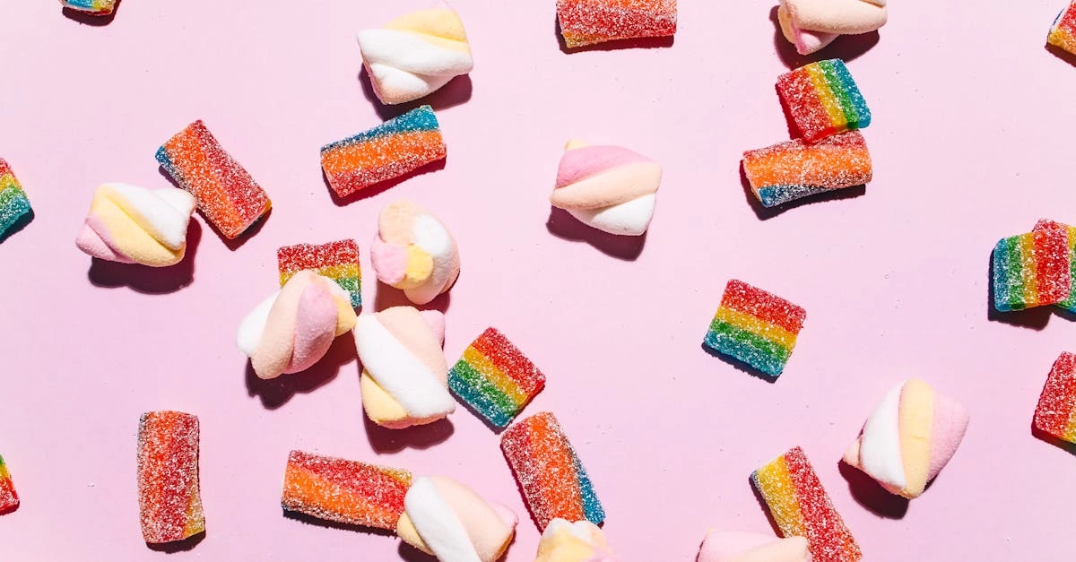 Яркие домашние сладости в стиле Sugar Rush на кухонном столе