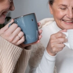 Семья играет в блэкджек за кухонным столом