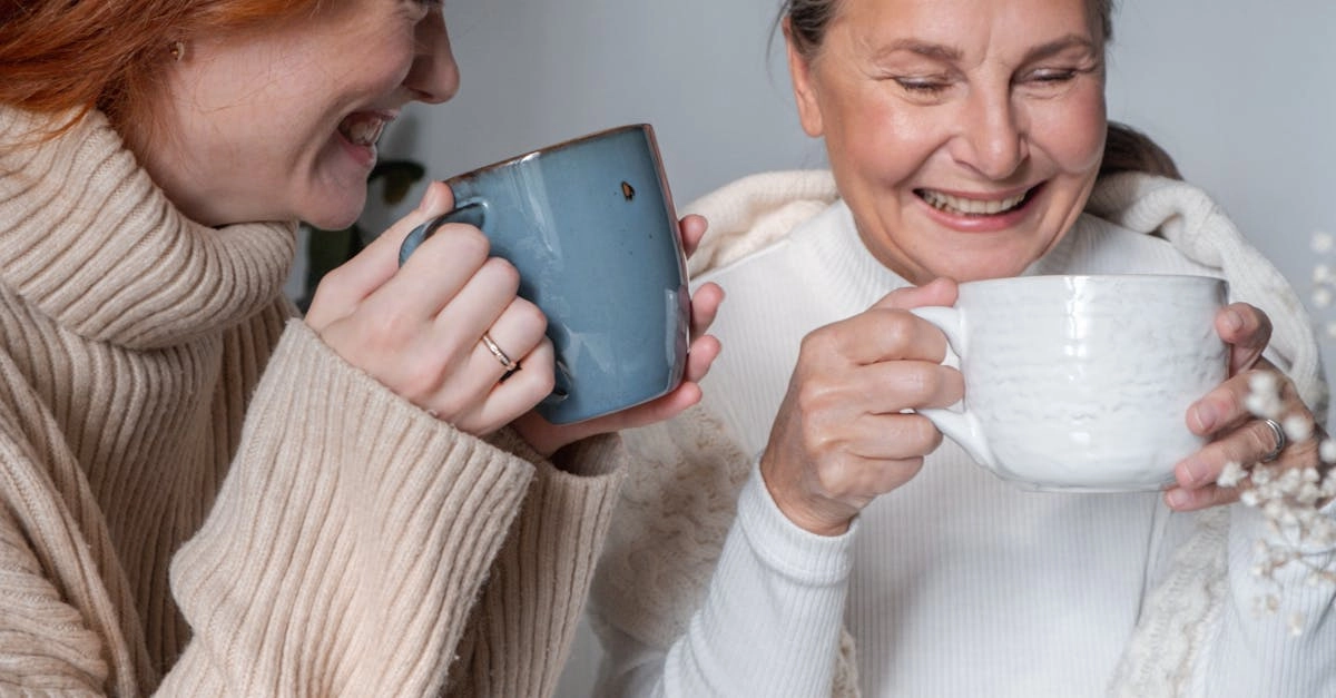 Семья играет в блэкджек за кухонным столом