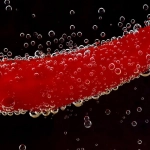 Свежие красные перцы чили на кухонной доске для приготовления острых блюд