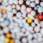 Яркие разноцветные сладости и конфеты в стиле Sugar Rush на кухне